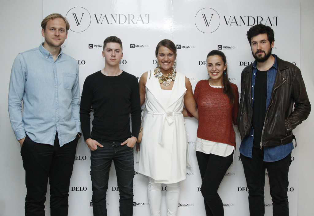 V okviru dogodka je potekala okrogla miza, na kateri so svoja mnenja o tujini delili podjetnik Niko Klanšek, kolesar Tomaž Humar, igralka Ana Vukićević, blogerka Andreja Jernejčič in fotograf Ciril Jazbec.