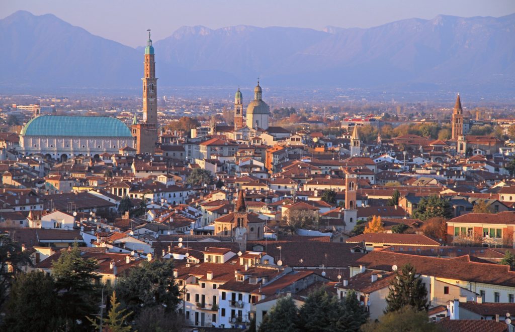 Le dve uri od slovenske meje leži mesto, ki ljubiteljem arhitekture jemlje dih.